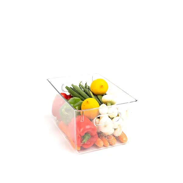Barquette transparente remplie de légumes frais