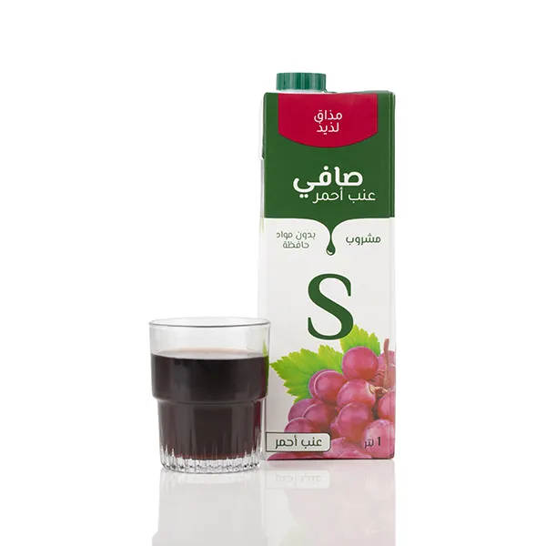 Brique de jus de raisin et verre rempli