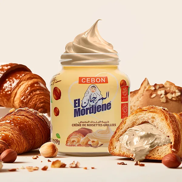 Pot de pâte à tartiner mis en scène avec des croissants