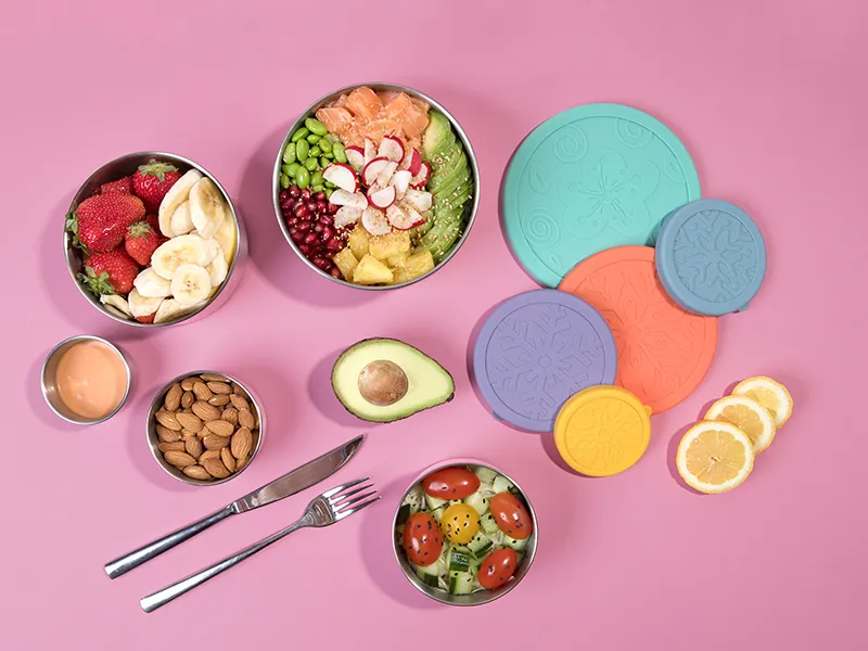 Boîtes repas garnies sur fond rose vu de dessus